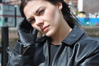 girl-leather-jacket-and-leather-gloves