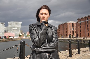 girl-leather-jacket-and-leather-gloves