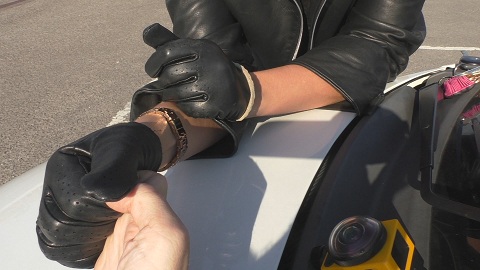 girl-thumb-wrestle-leather-gloves