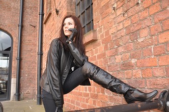 girls-in-leather-boots