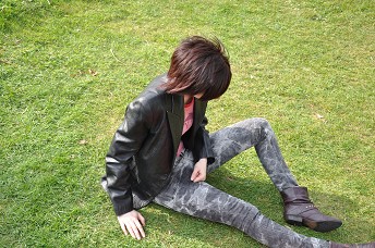 Girls-in-leather-gloves-and-leather-jacket