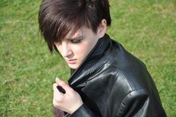 Girls-in-leather-gloves-and-leather-jacket