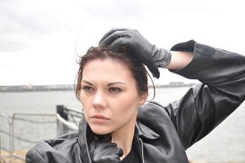 girl-leather-jacket-and-leather-gloves