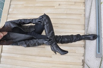 girl-leather-jacket-and-leather-gloves