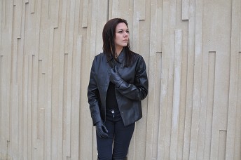 girl-leather-jacket-and-leather-gloves