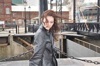 girl-leather-jacket-and-leather-gloves