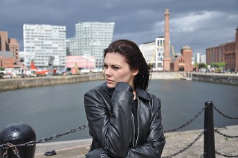 girl-leather-jacket-and-leather-gloves