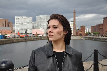 girl-leather-jacket-and-leather-gloves