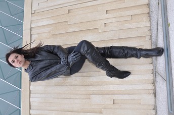 girl-leather-jacket-and-leather-gloves