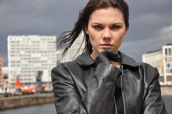 girl-leather-jacket-and-leather-gloves