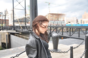 girl-leather-jacket-and-leather-gloves