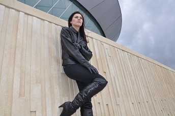 girl-leather-jacket-and-leather-gloves