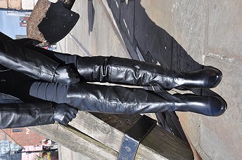 Hannah in leather gloves and boots girl 41