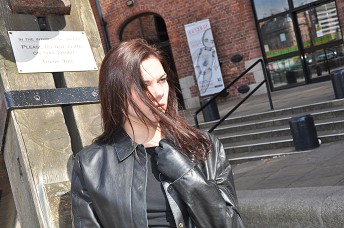 hannah-in-leather-gloves-and-boots-girl