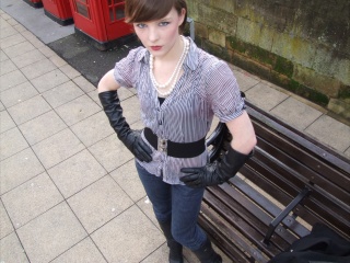 girl-leather-gloves-leather-boots-leather-jacket