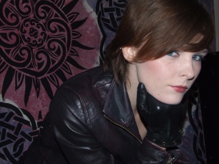 girl-leather-gloves-leather-boots-leather-jacket