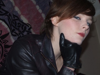 girl-leather-gloves-leather-boots-leather-jacket