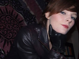 girl-leather-gloves-leather-boots-leather-jacket