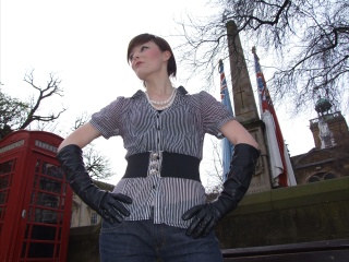 girl-leather-gloves-leather-boots-leather-jacket