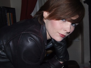 girl-leather-gloves-leather-boots-leather-jacket
