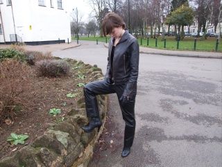 girl-leather-gloves-leather-boots-leather-jacket