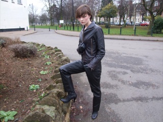 girl-leather-gloves-leather-boots-leather-jacket