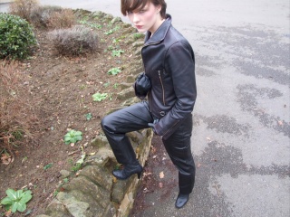 girl-leather-gloves-leather-boots-leather-jacket