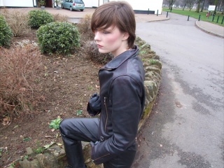 girl-leather-gloves-leather-boots-leather-jacket