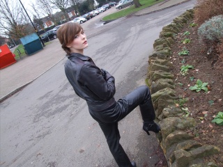 girl-leather-gloves-leather-boots-leather-jacket
