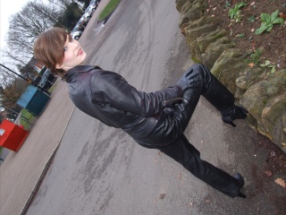 girl-leather-gloves-leather-boots-leather-jacket