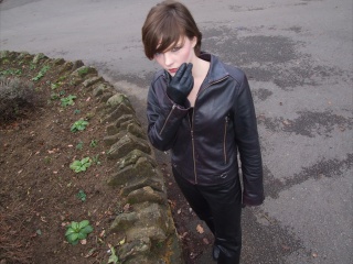 girl-leather-gloves-leather-boots-leather-jacket