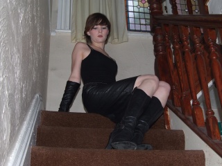 girl-leather-gloves-leather-boots-leather-jacket