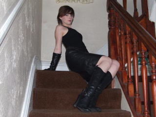 girl-leather-gloves-leather-boots-leather-jacket