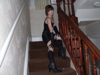girl-leather-gloves-leather-boots-leather-jacket