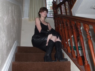 girl-leather-gloves-leather-boots-leather-jacket