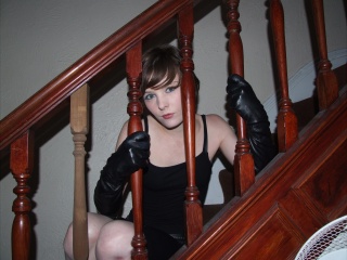 girl-leather-gloves-leather-boots-leather-jacket