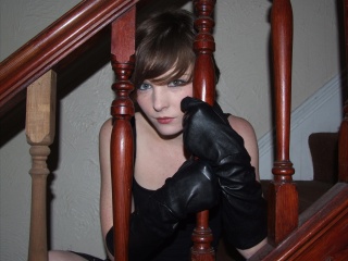 girl-leather-gloves-leather-boots-leather-jacket