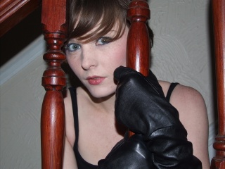 girl-leather-gloves-leather-boots-leather-jacket