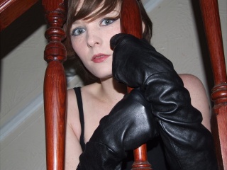 girl-leather-gloves-leather-boots-leather-jacket