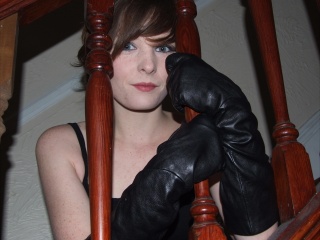 girl-leather-gloves-leather-boots-leather-jacket