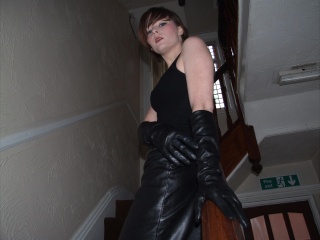 girl-leather-gloves-leather-boots-leather-jacket