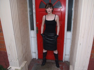 girl-leather-gloves-leather-boots-leather-jacket