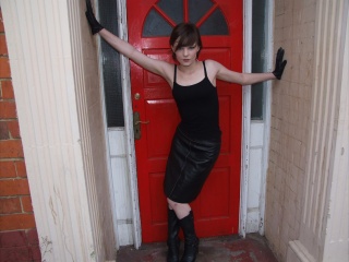 girl-leather-gloves-leather-boots-leather-jacket