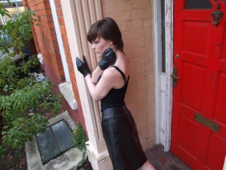 girl-leather-gloves-leather-boots-leather-jacket