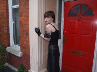 girl-leather-gloves-leather-boots-leather-jacket