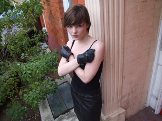 girl-leather-gloves-leather-boots-leather-jacket