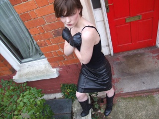 girl-leather-gloves-leather-boots-leather-jacket