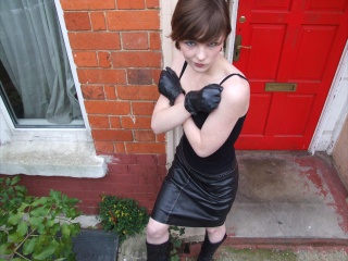 girl-leather-gloves-leather-boots-leather-jacket