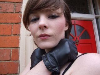 girl-leather-gloves-leather-boots-leather-jacket