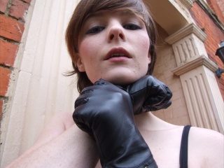 girl-leather-gloves-leather-boots-leather-jacket